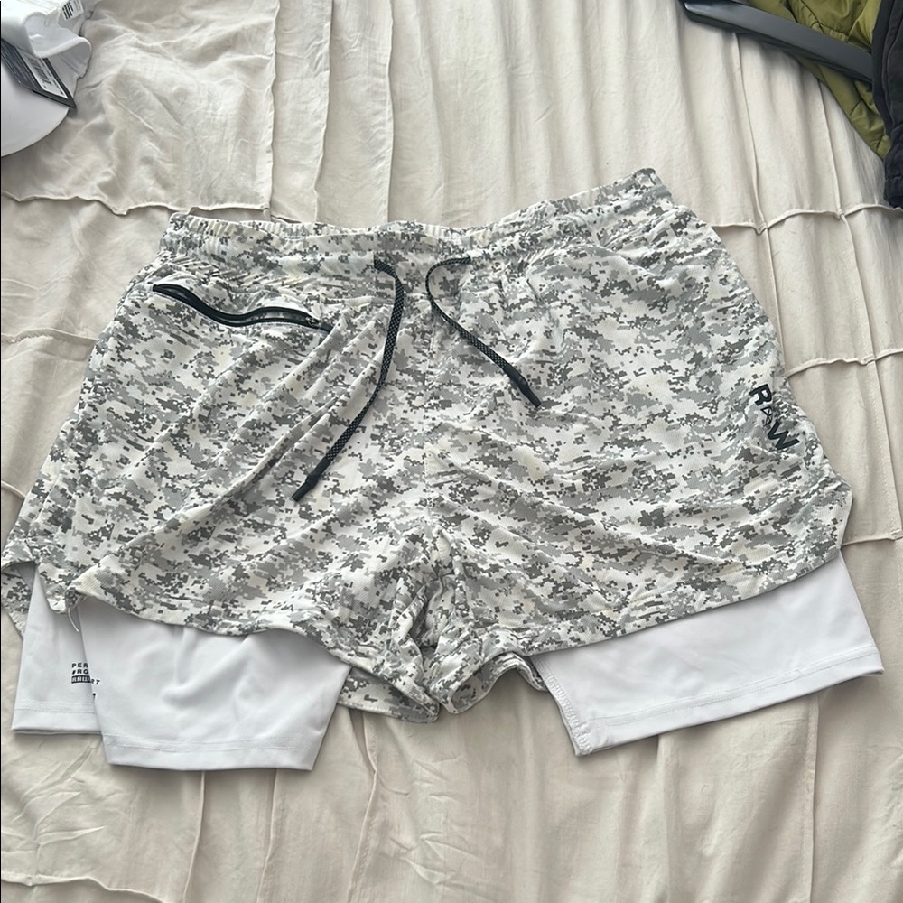 Men’s Rawgear camo gym shorts size large